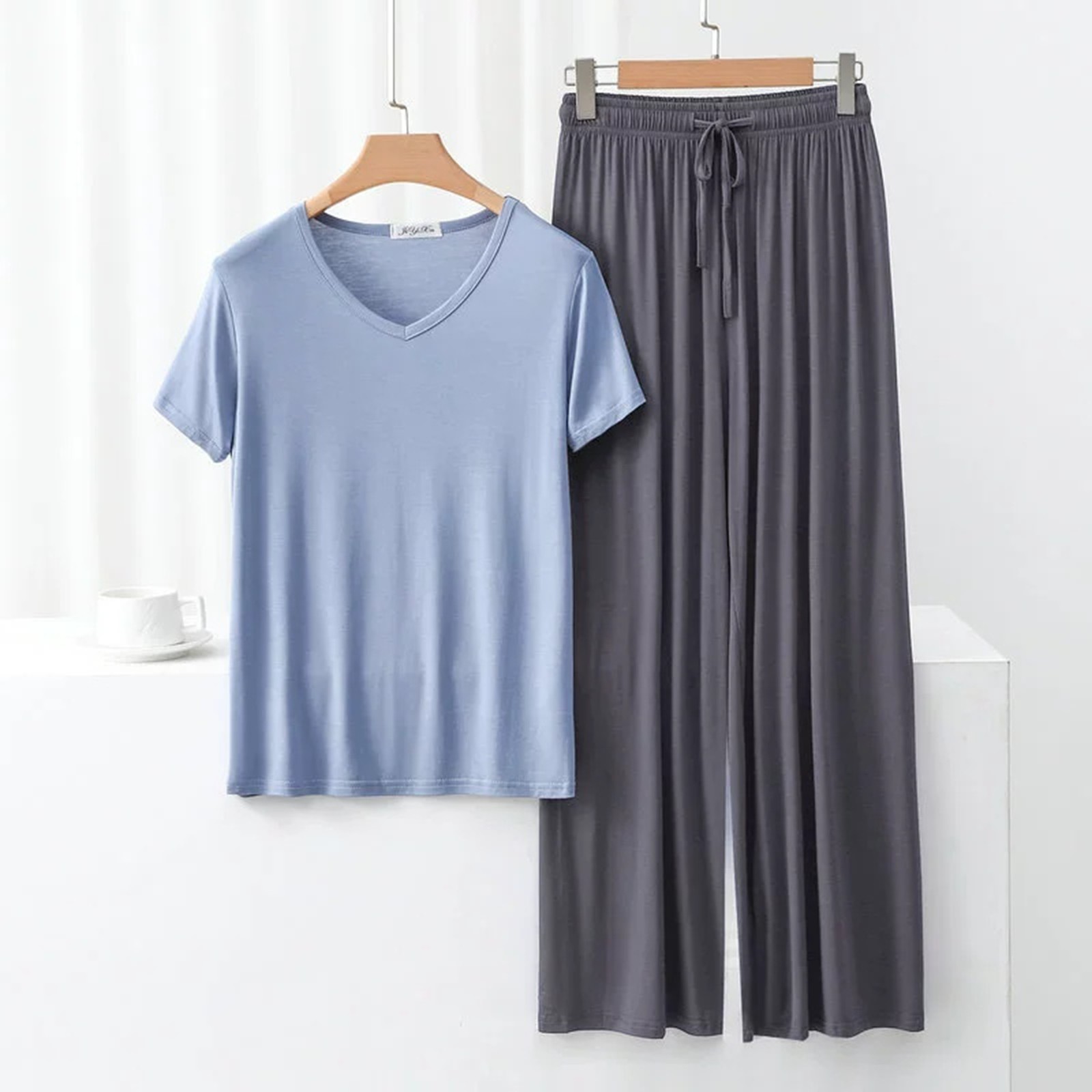 thumbnail image 2 of Conjunto de pijama de manga corta con cuello en V para mujer - Pantalones largos de poliéster y spandex, ropa de dormir ligera para verano, 2 of 5